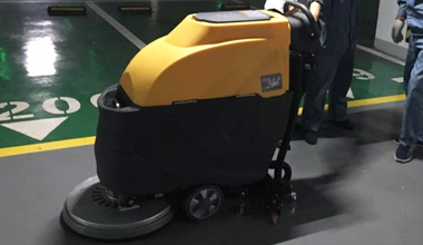 M52手推式洗地機(jī)服務(wù)于小區(qū)地下停車場